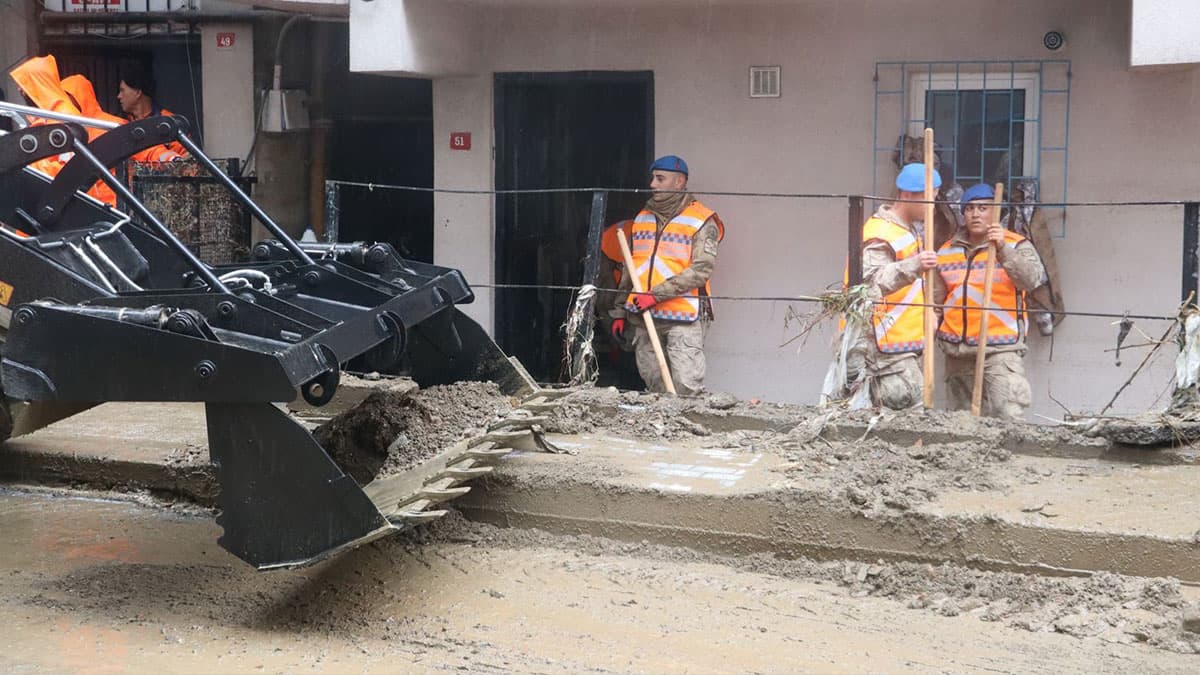 Ayazağa’da sel sonrası temizlik sürüyor: Jandarma ekipleri 19 hanede çalışma yaptı