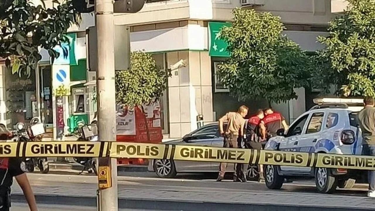 İzmir'de silahlı banka soygunu girişimi: Polis ekipleri bankayı ablukaya aldı!