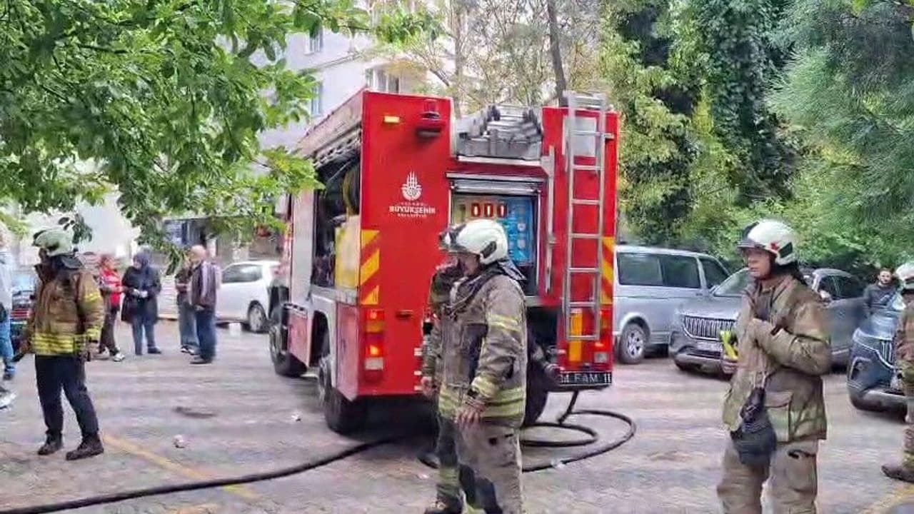 Kadıköy’de korkutan yangın: Mahsur kalan 14 kişi kurtarıldı