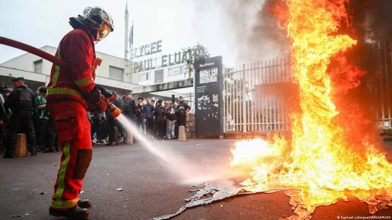 Fransa'da göstericinin yüzüne diziyle vuran polis hakkında soruşturma açılıyor