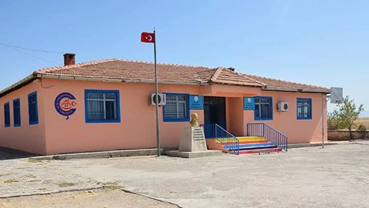 Silopi’de öğretmenler köy okulunun dış cephesini kendi imkânlarıyla boyadı