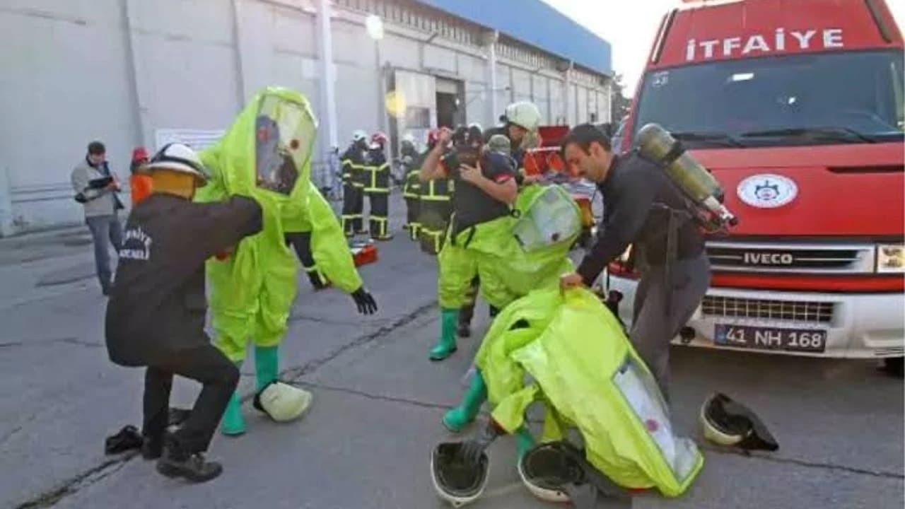İzmir Limanı’nda KBRN tatbikatı: Kimyasal sızıntı senaryosunda 24 çalışana müdahale edildi