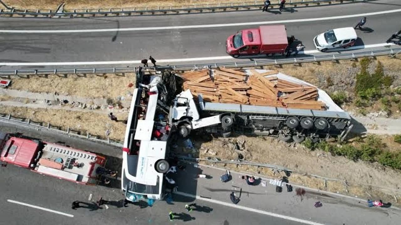 Manisa'da 11 kişinin öldüğü otobüs kazasında gözaltına alınan 2 şoför tutuklandı