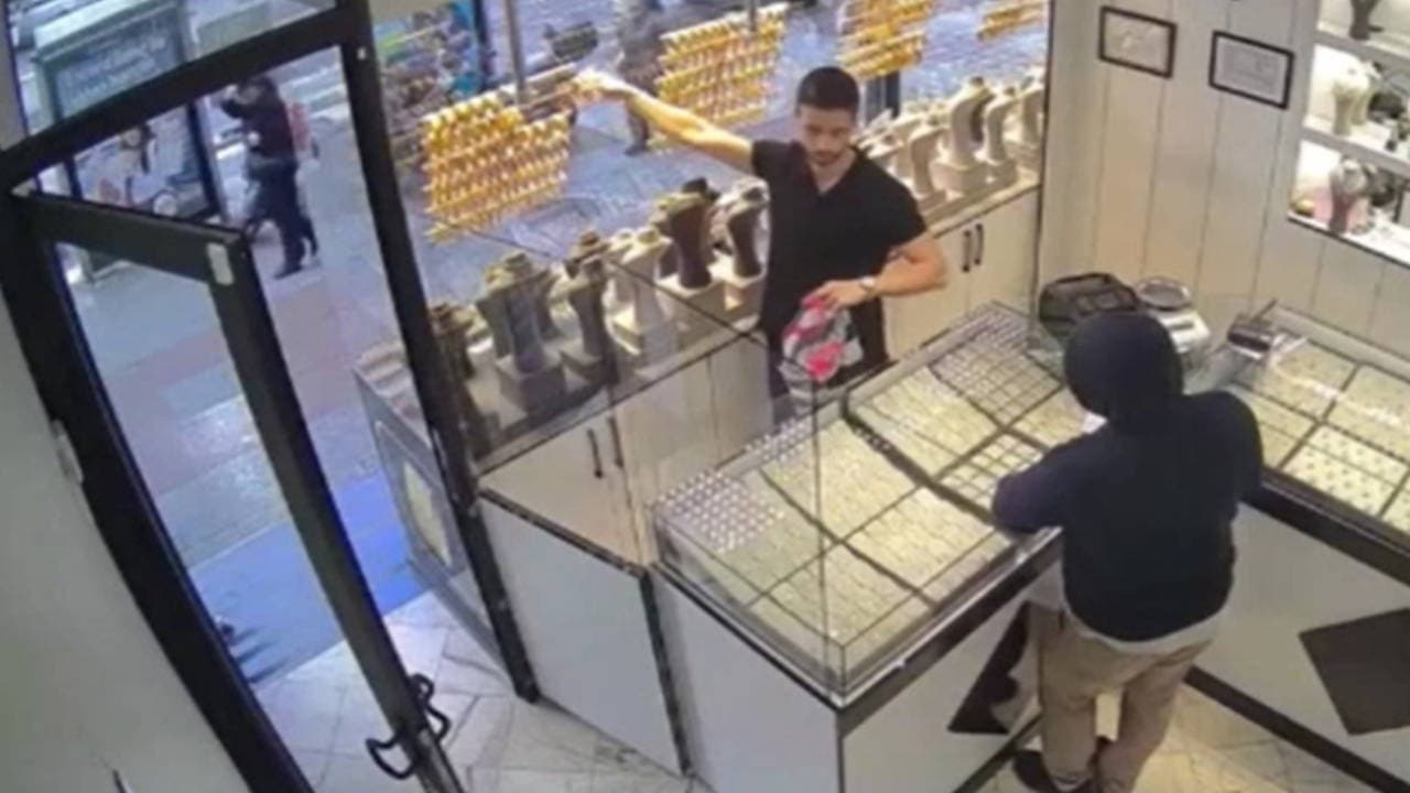 Soyguncu kuyumcunun tuzağına düştü: Sahte altınları alıp kaçtı