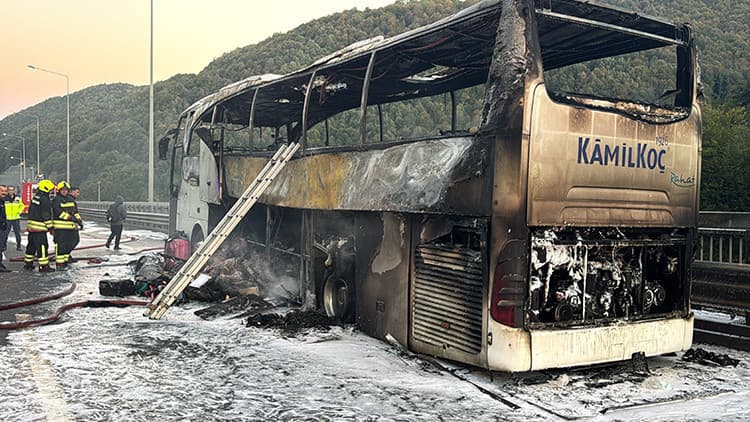 Dikkatli şoför faciayı önledi: Seyir halindeki otobüste yangın
