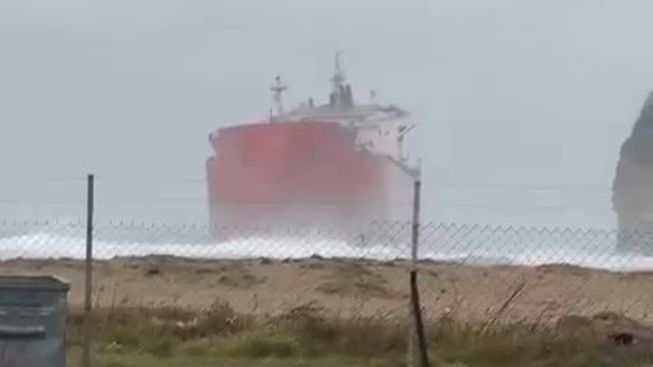 Gemi Çatalca sahilinde karaya oturdu