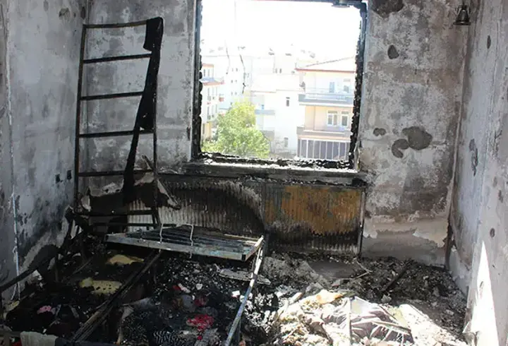 2 yaşındaki çocuk çakmakla oynarken evi yaktı