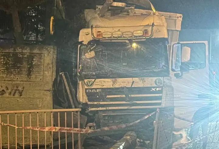 Arnavutköy'de seyir halindeki TIR, otobüs durağına daldı