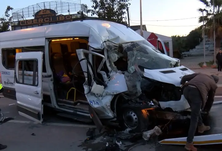 Arnavutköy'de servis minibüsü park halindeki hafriyat kamyonuna çarptı: 9 yaralı