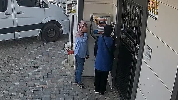 Adana'da eşarp ve plastik aparatla hırsızlık: Güvenlik kamerası ele verdi