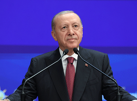 Son dakika... İzmir AK Parti'ye geçti! Cemil Tugay'ın rozetini Cumhurbaşkanı Erdoğan taktı