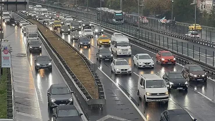 İstanbul'da trafik kilit! Yağışın da etkisiyle yoğunluk yüzde 89'a ulaştı