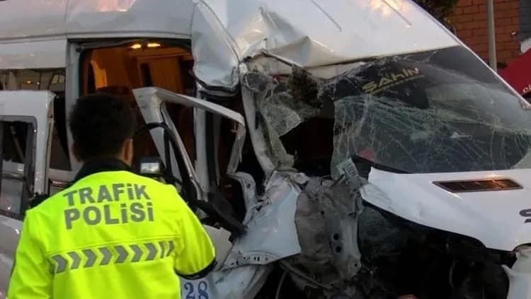 Arnavutköy’de servis minibüsü hafriyat kamyonuna çarptı! 9 yaralı