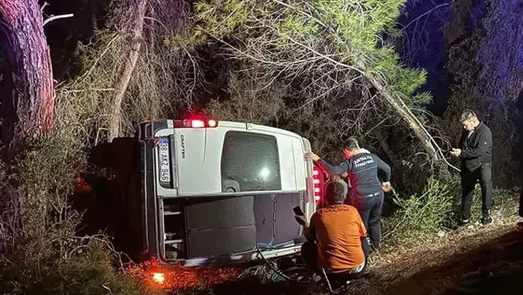 Antalya'da dağcıları taşıyan minibüs şarampole devrildi: 15 yaralı