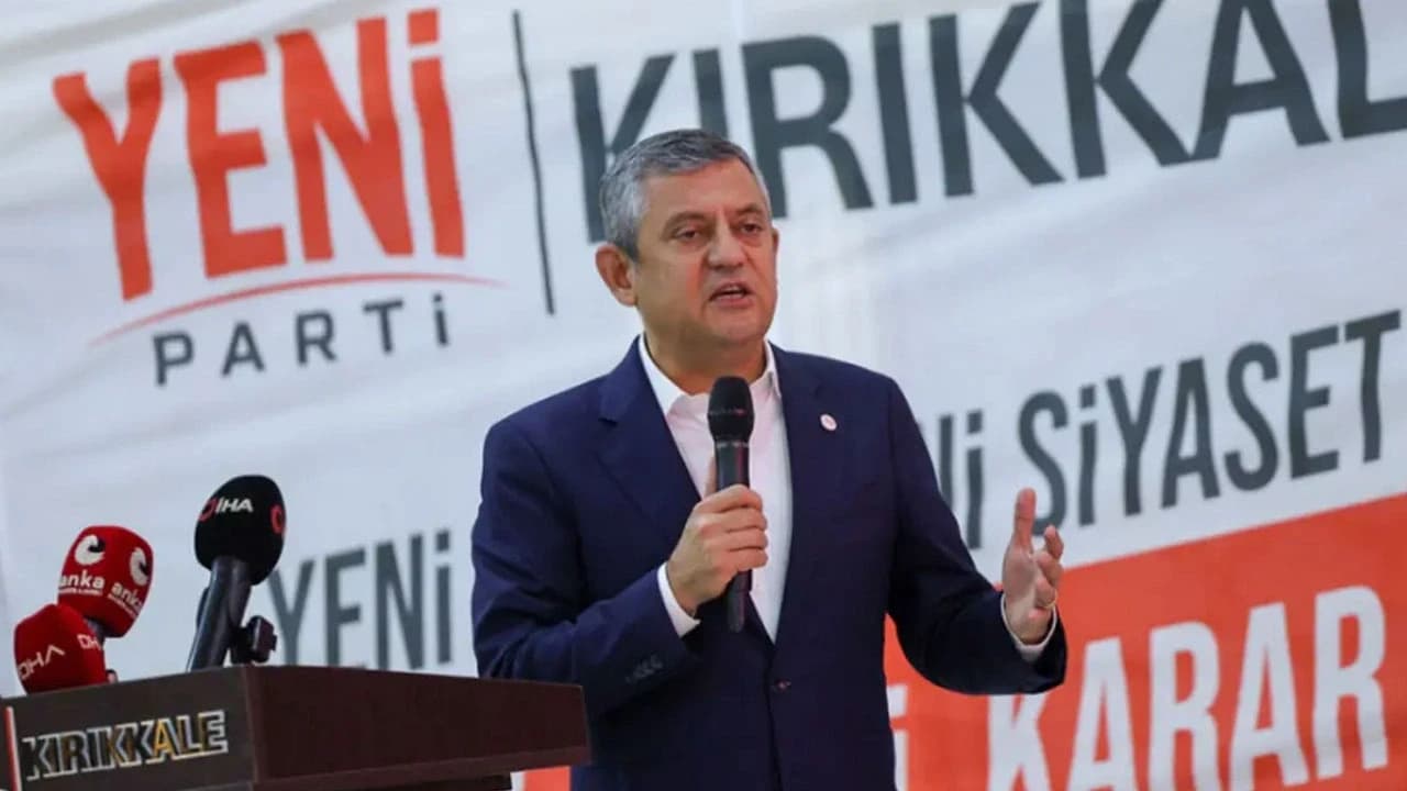 9 belediye başkanı AK Parti'ye mi geçecek? Özgür Özel'den sert mesaj: “Yeni ihanetlerle yüzleşebiliriz”