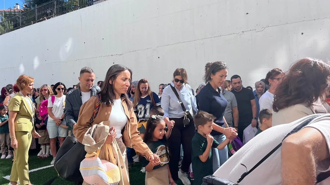 Okullarda ilk ders zili anaokulu, 1'inci ve 5’inci sınıflar için çaldı