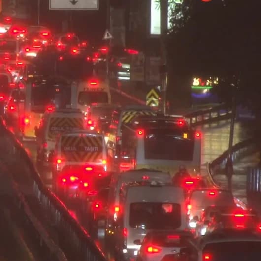 İstanbul’da trafik zirveye çıktı: Yoğunluk yüzde 90'a ulaştı