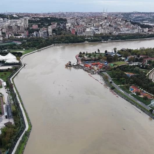 Sağanak sonrası Haliç’in rengi değişti