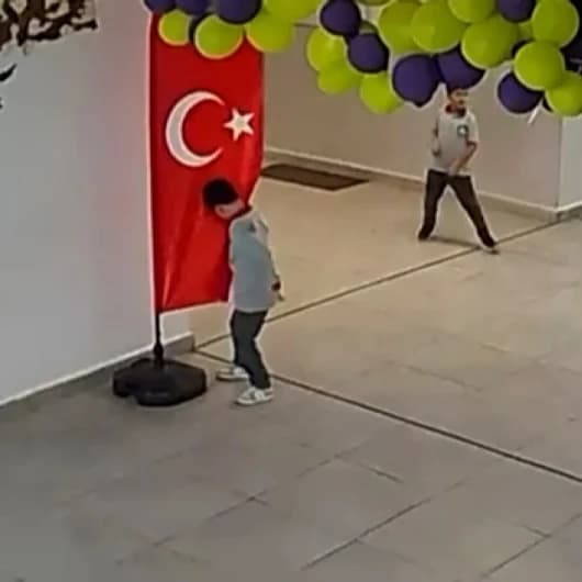 Okul koridorunda duygulandıran anlar: 2. sınıf öğrencisi oyunu bırakıp bayrağı öptü