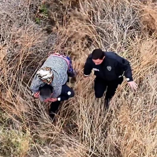 Konya'da kaybolan 82 yaşındaki Alzheimer hastası kadını kahraman polis sırtında taşıdı
