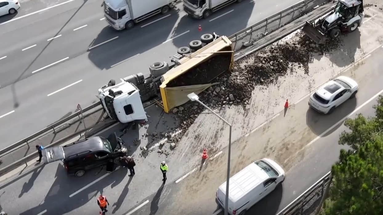 Arnavutköy'de faciaya ramak kala! Tonlarca hafriyat yola saçıldı