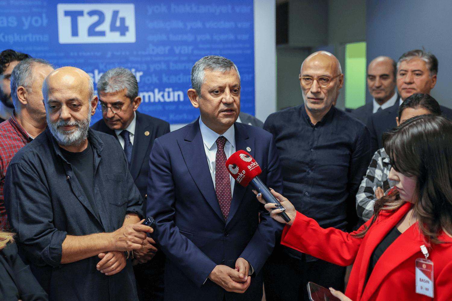 Özgür Özel yine şaşırtmadı! LGBT savunucularına ziyaret