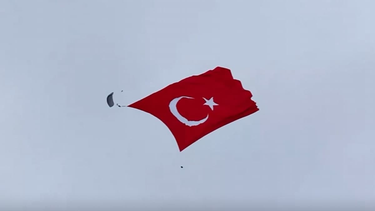 Mehmetçik'ten gururlandıran rekor: Gökyüzünde 3 bin metrekarelik Türk bayrağı dalgalandırıldı