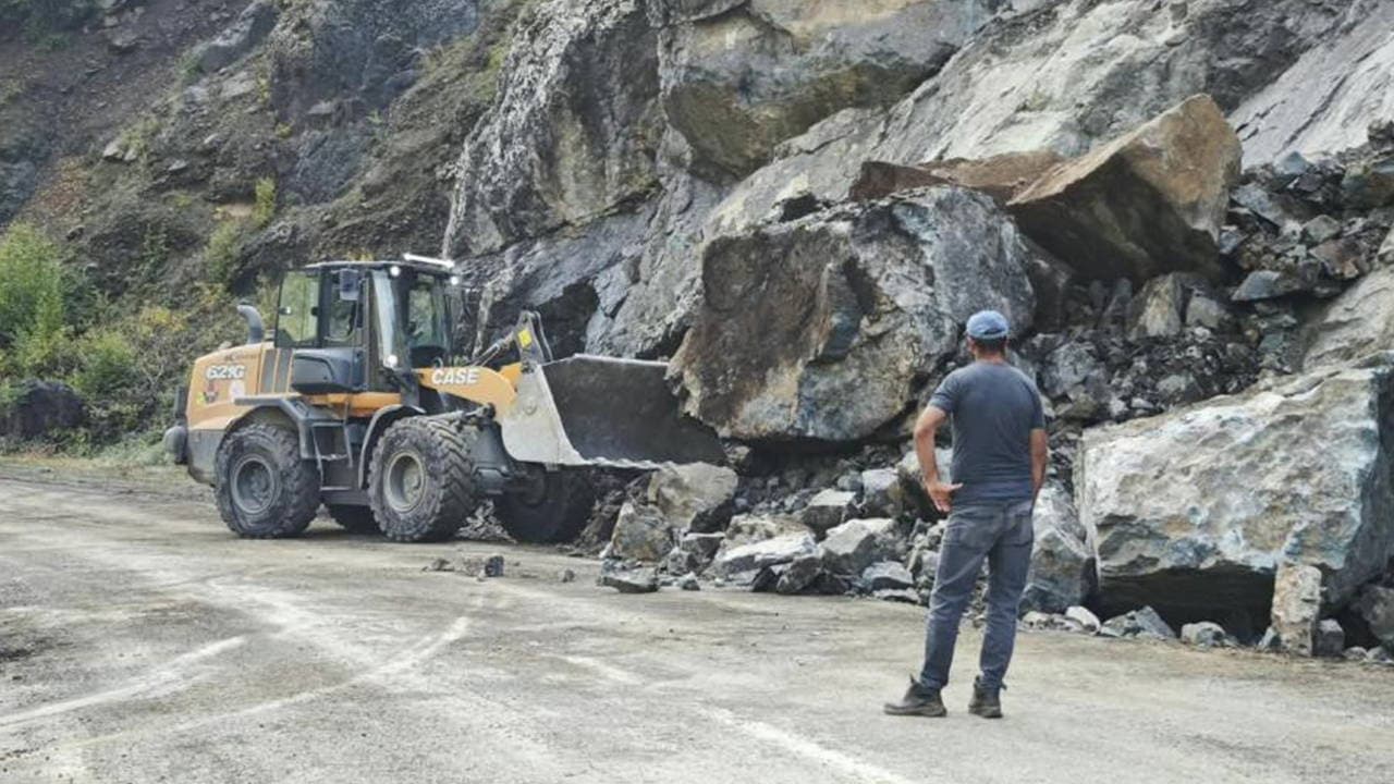 Son dakika... Artvin'de heyelan: Köy yolu ulaşıma kapandı