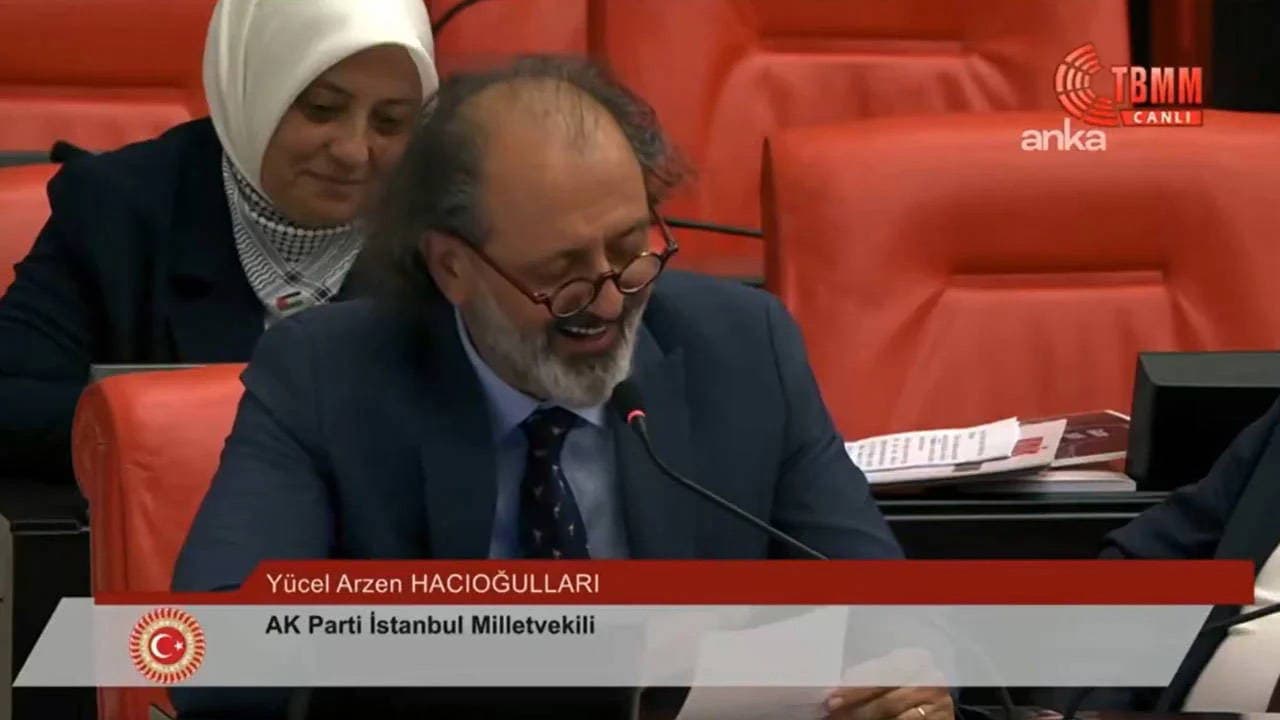 Meclis sıralarında ilginç anlar! AKP’li Hacıoğulları’dan ‘İzmir Marşı’ mırıldanmaları…