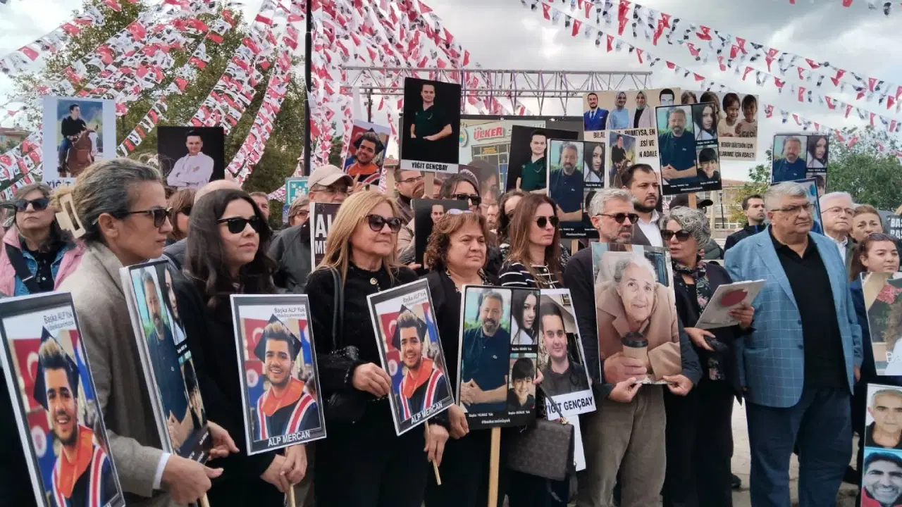 Anıtpark'a 78 sandalye koydular: Grand Kartal yangınında ailelerden adalet nöbeti