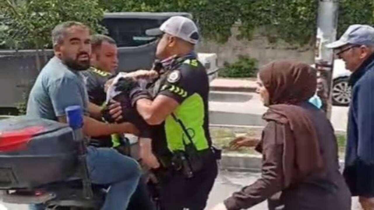 Hatay’da zamana karşı yarış! İçişleri Bakanı'ndan bilinci kapanan bebeği hastaneye yetiştiren polise tebrik