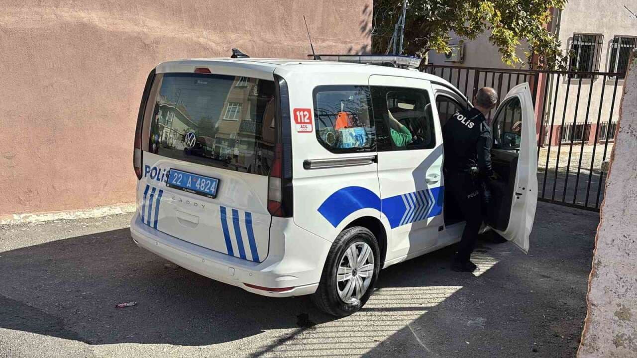 Edirne'de öğrencinin çantasından silah çıktı
