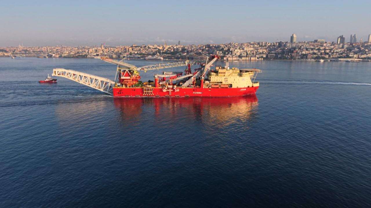 Bakan Uraloğlu'ndan İstanbul Boğazı'ndan geçen gemiye ilişkin paylaşım! 'Dev bir misafiri ağırladık'