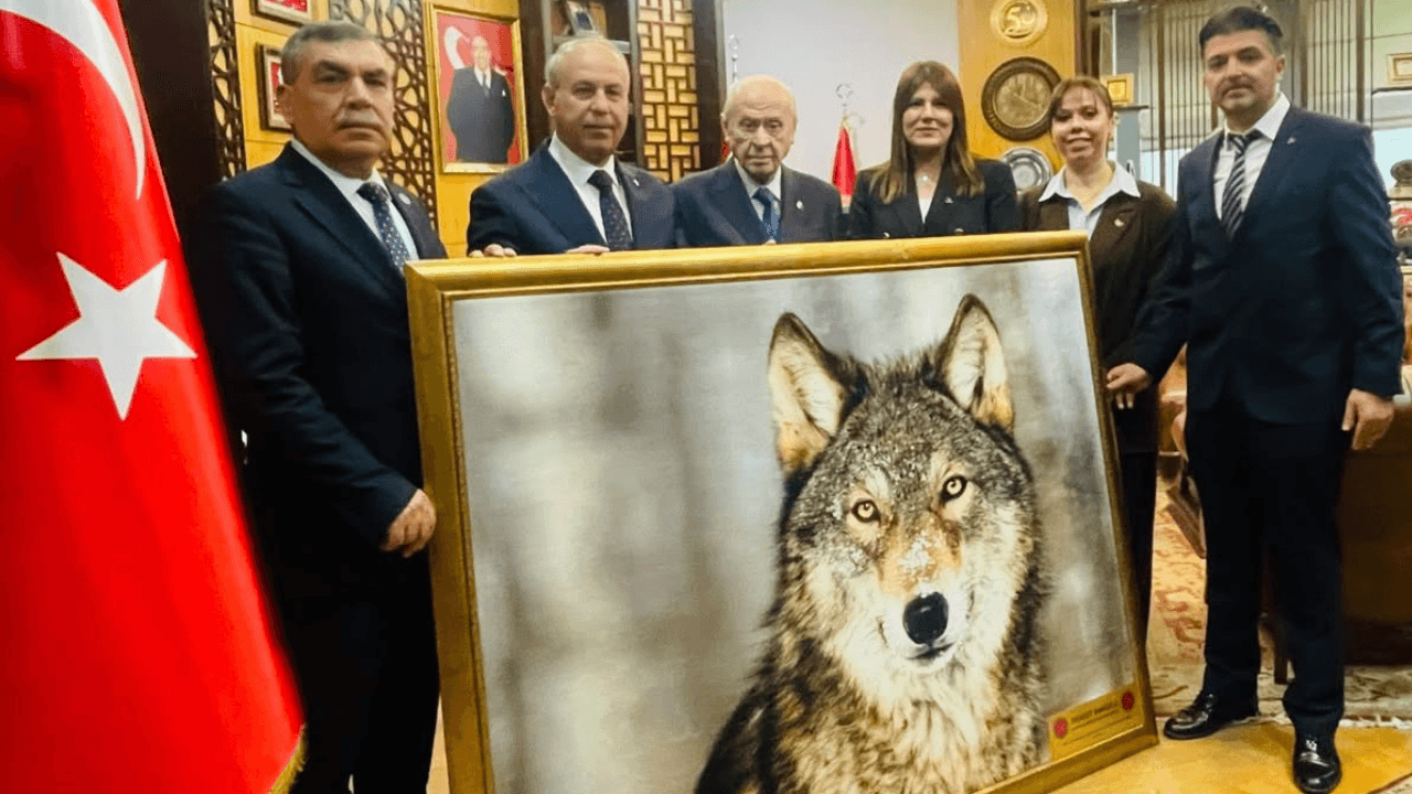 MHP Gaziantep İl Başkanı Kılıç'tan MHP Lideri Devlet Bahçeli’ye ziyaret: Bozkurt dokumalı halı hediye edildi