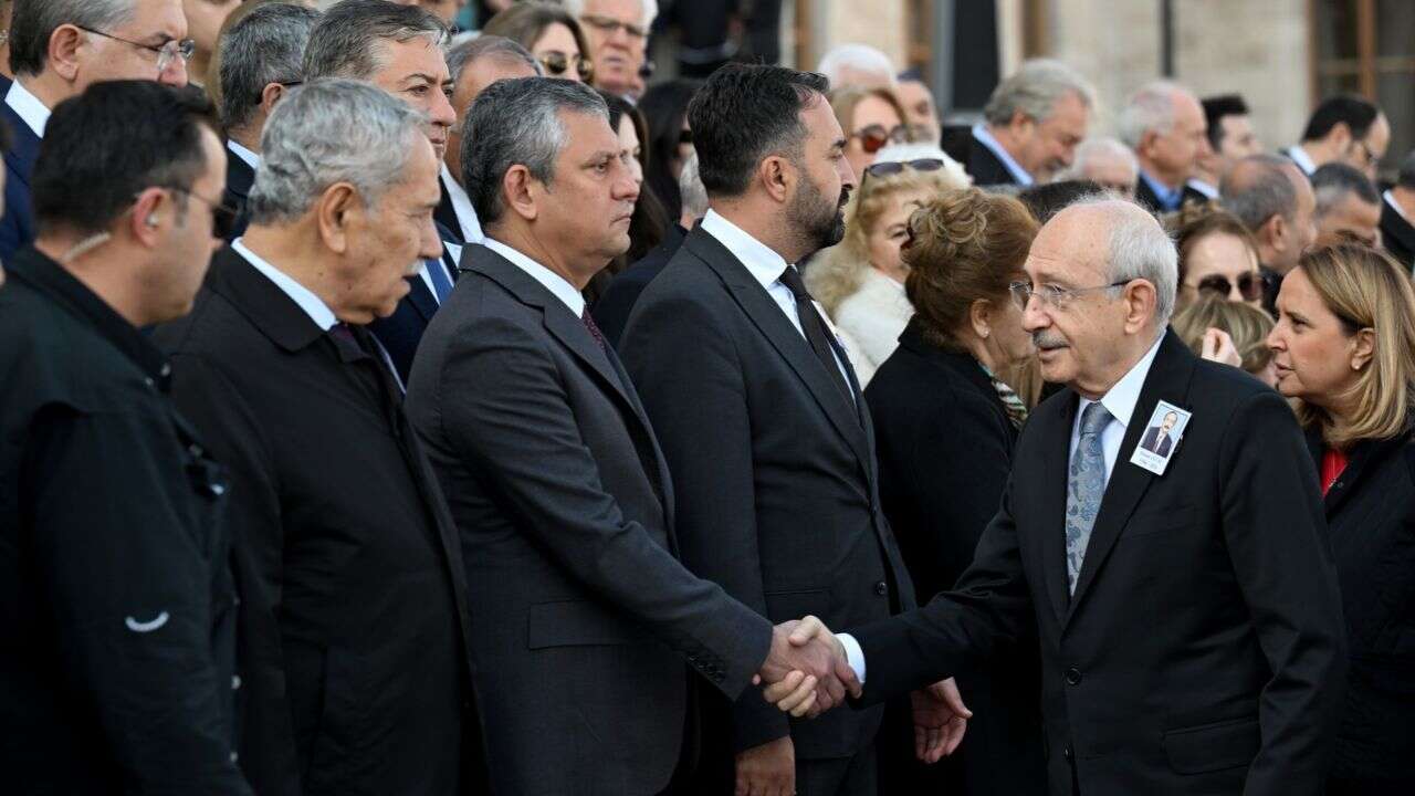 Kılıçdaroğlu ve Özel arasında dikkat çeken anlar: Cenaze töreninde buz gibi tokalaşma