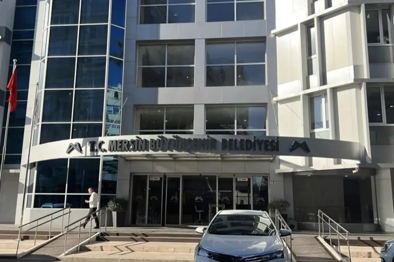 Mersin operasyonunda gözaltına alınan kadının pijamalı görüntülerini servis ettiler