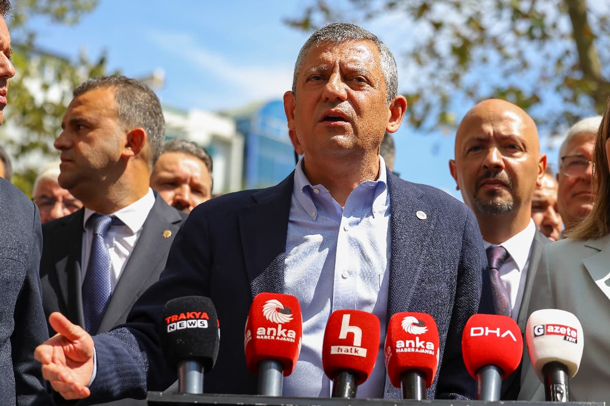 Özgür Özel, İmamoğlu hakkında açılan yeni soruşturmaya tepki gösterdi: “Acziyetle yeni saldırılar yapıyorlar"