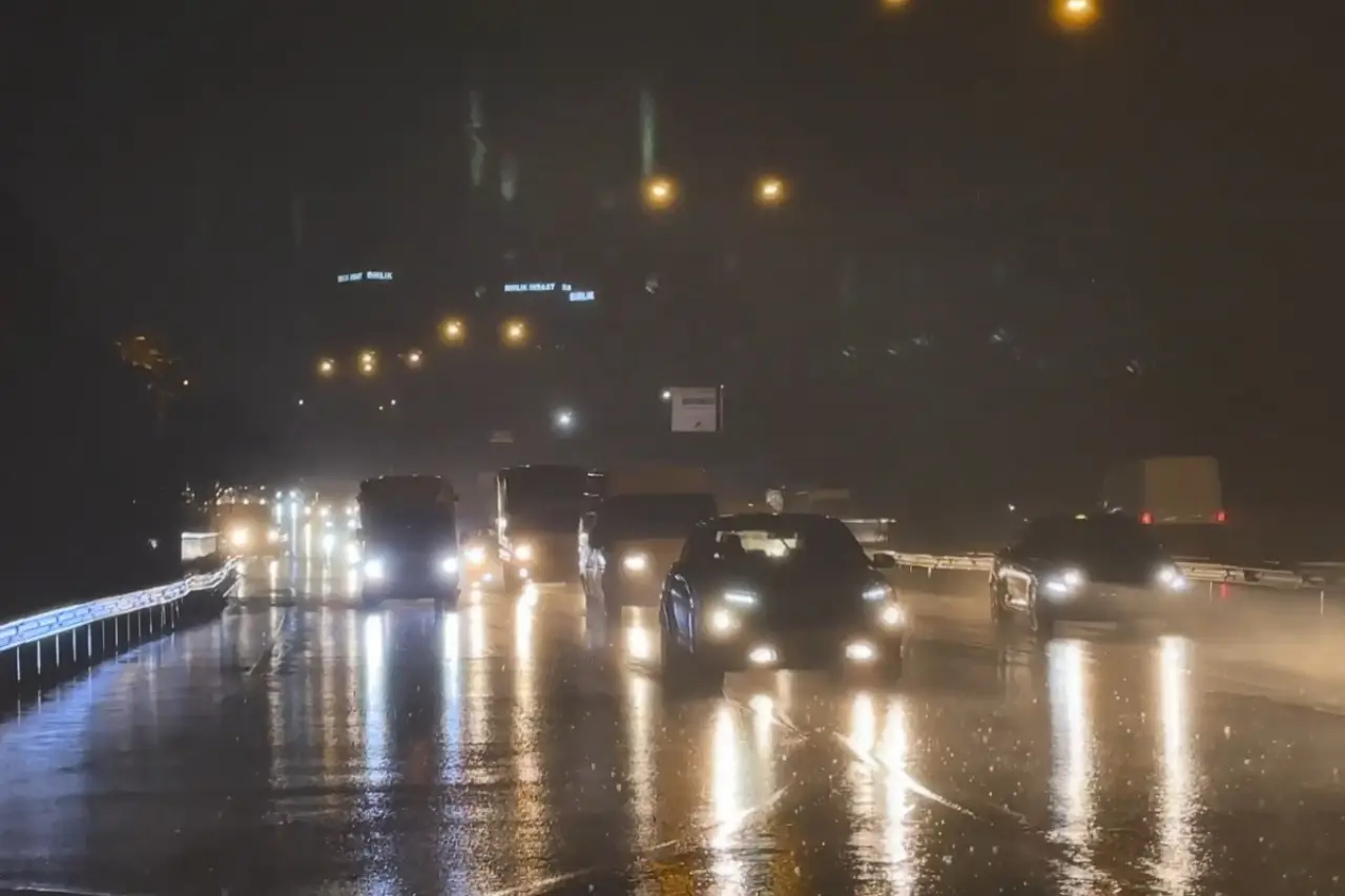 İstanbul'da sağanak yağış etkili oldu: Yollarda su birikintileri oluştu