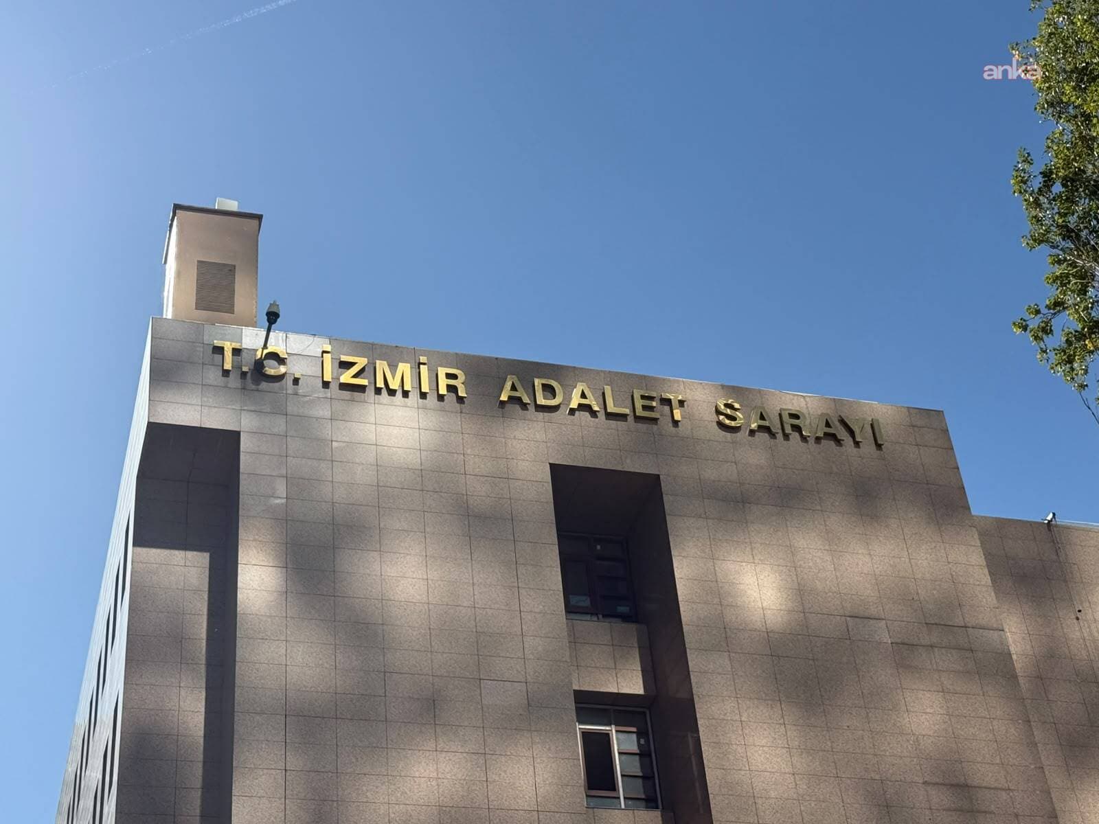 Bayraklı'daki soruşturmada önceki dönem Belediye Başkanı Serdar Sandal dahil 22 kişi tutuklandı