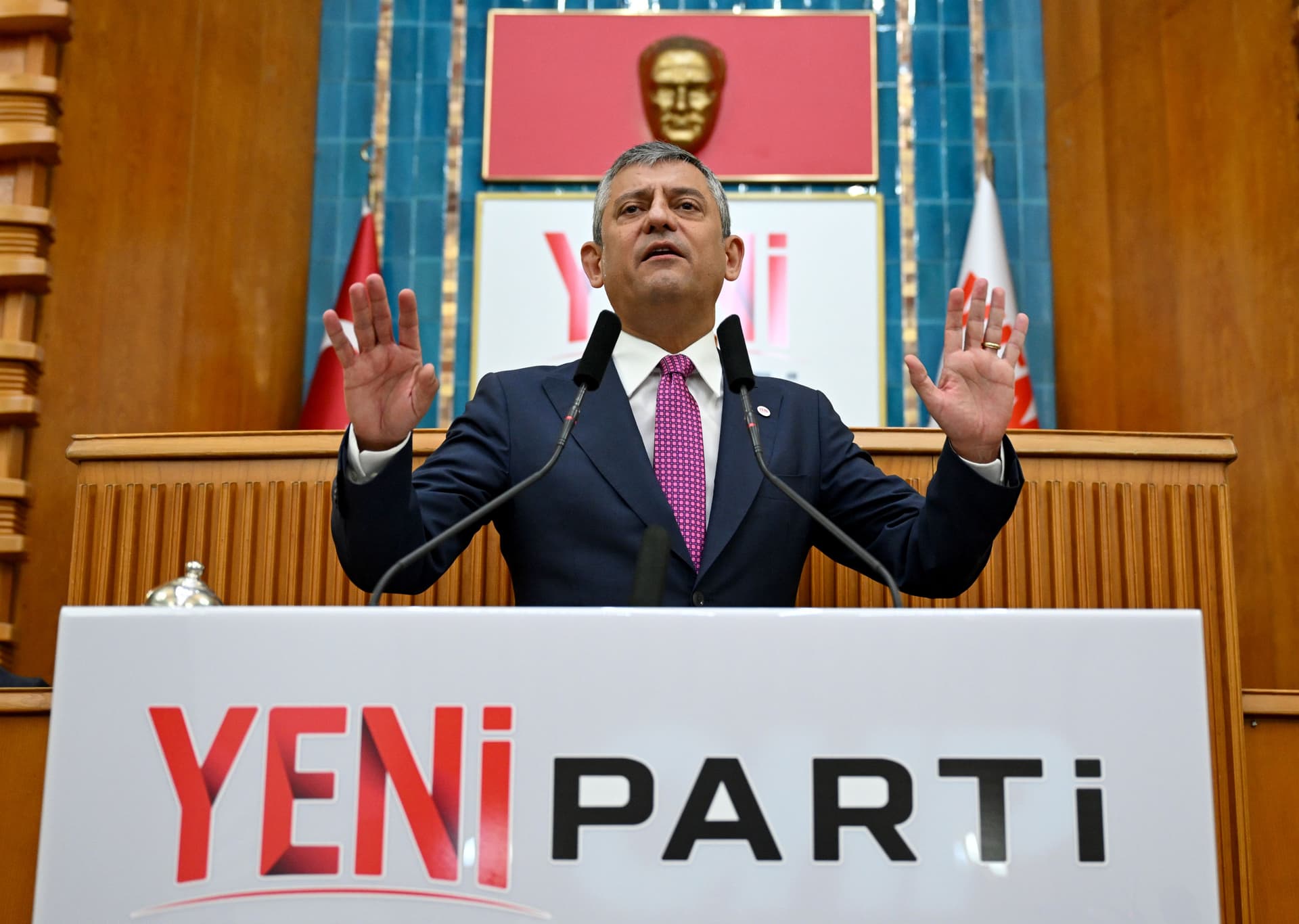 Özel partisinin grup toplantısında konuşuyor