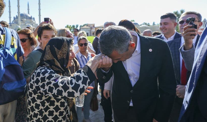 Özgür Özel'den emeklilere dikkat çeken vaat: "Sağlık hizmetleri ücretsiz olacak"