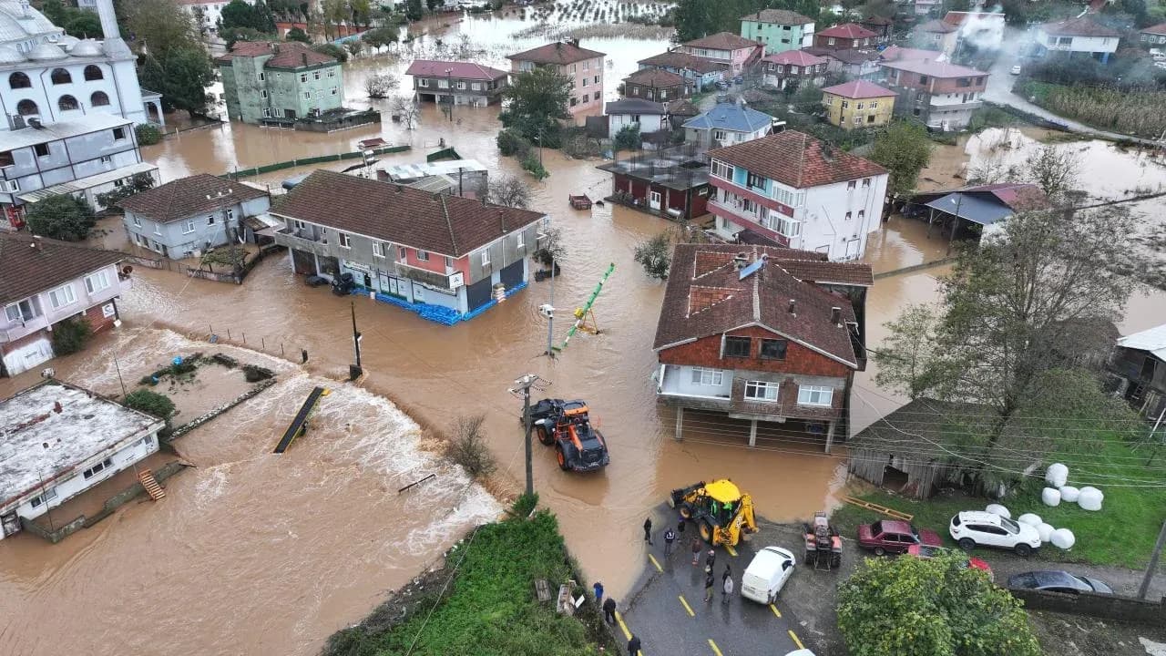 Sakarya'da selden etkilenen hanelere 10 bin lira nakdi destek