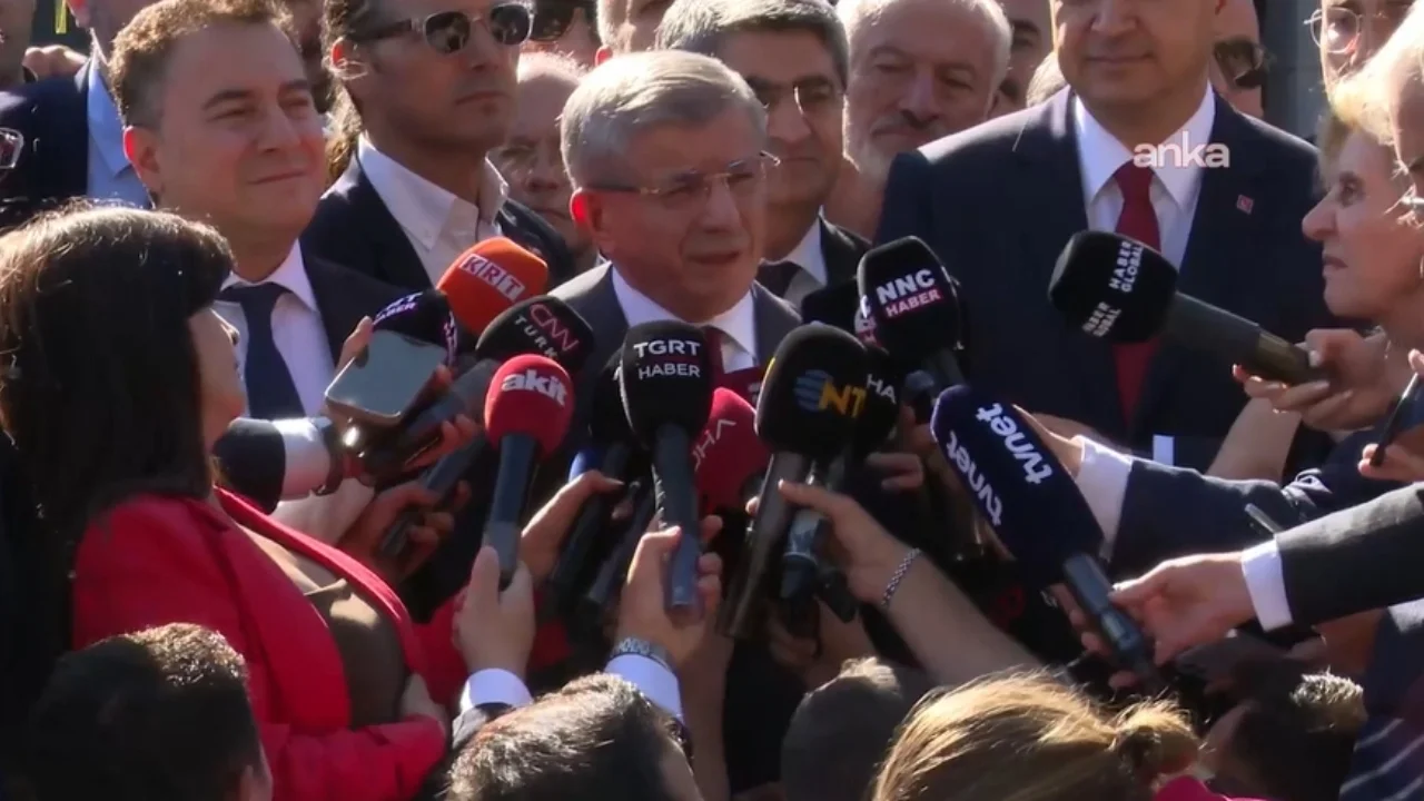 Ahmet Davutoğlu, “Cumhurbaşkanına hakaret” soruşturmasında ifade verdi