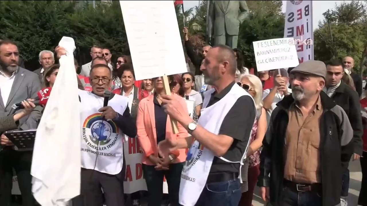 Emeklilerden Kartal'da kefenli protesto: Fon vurgunu faturasını ödemek istemiyoruz