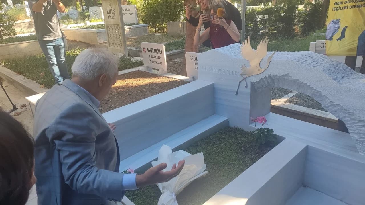 Selçuk Mızraklı Sırrı Süreyya Önder’in mezarını ziyaret etti