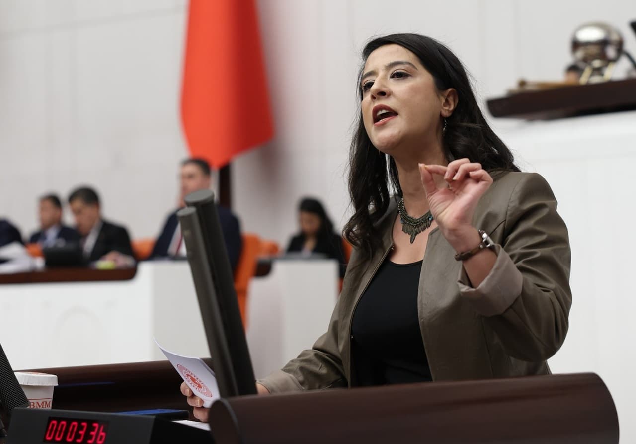 Sevda Karaca, hafızlık kursları üzerinden açık liseye geçişlerdeki usulsüzlük iddialarını Bakan Tekin'e sordu