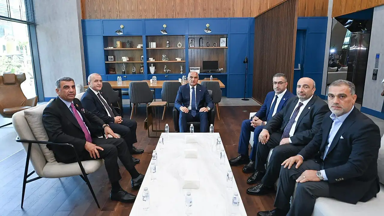 Devleti 150 milyon liralık zarara uğrattığı belirtilen müteahhitten ilginç poz: AK Parti'li, CHP'li ve MHP'li isimler yan yana