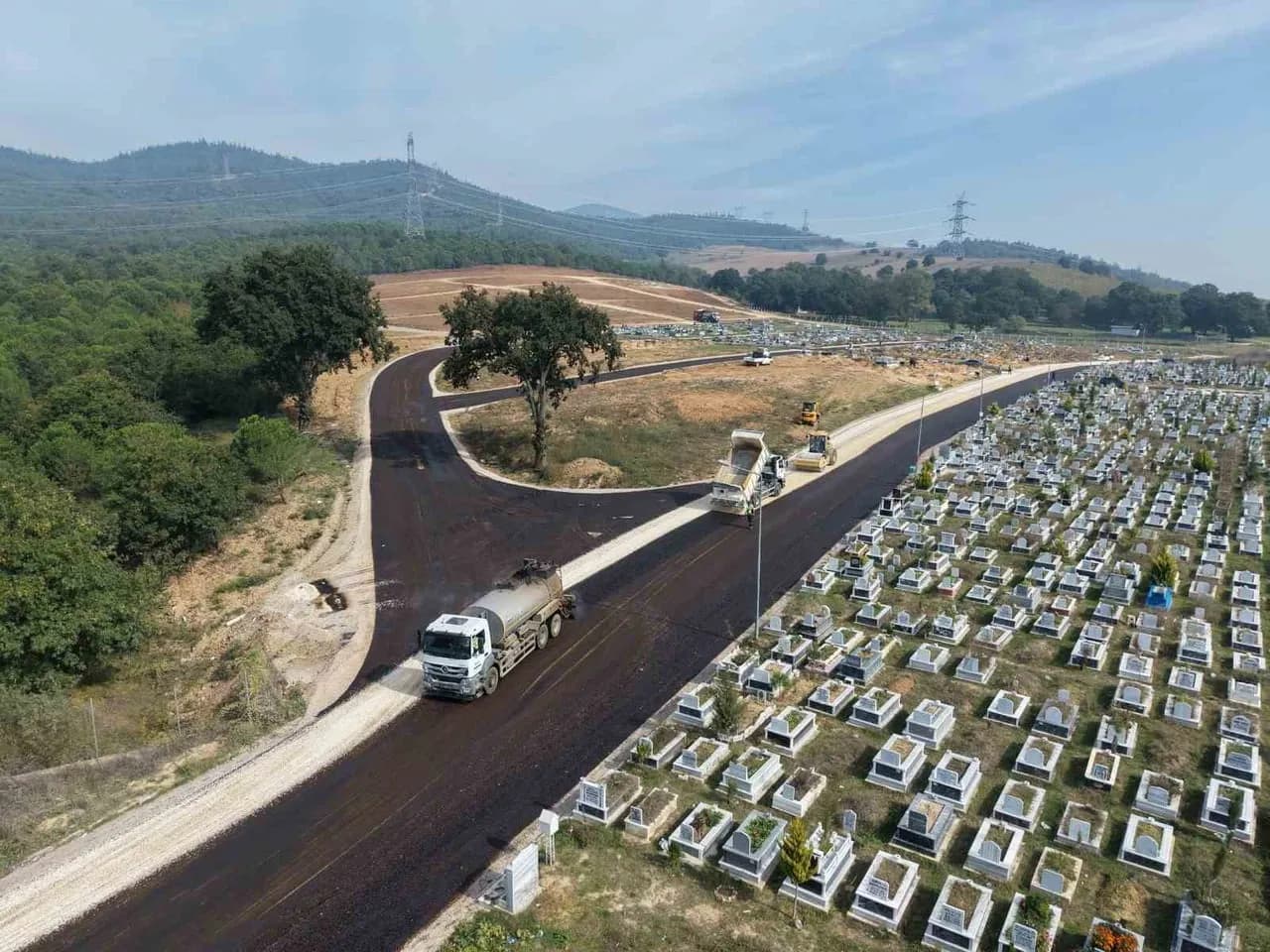 Erdoğanköy kent mezarlığının yolları yenilendi, ziyaretler kolaylaştı