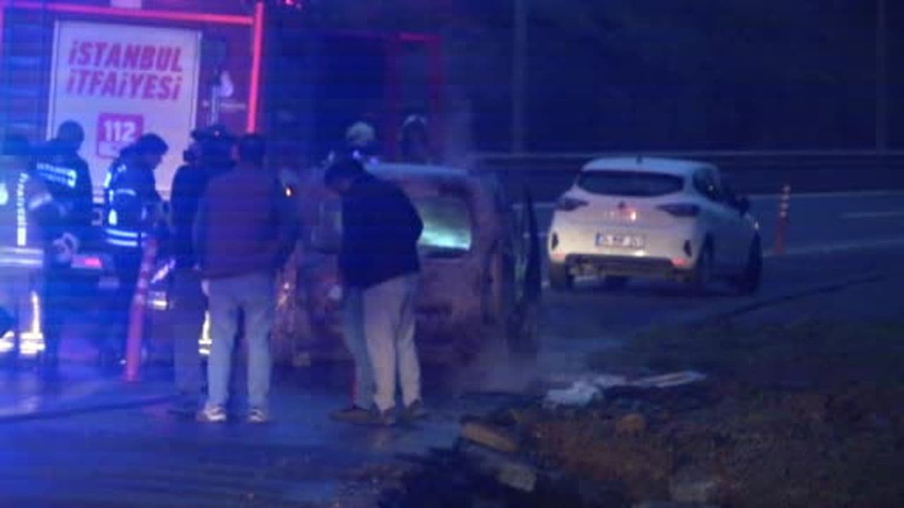 ataşehir'de TEM otoyolunda seyir halindeki hafif ticari araç yandı, trafik etkilendi