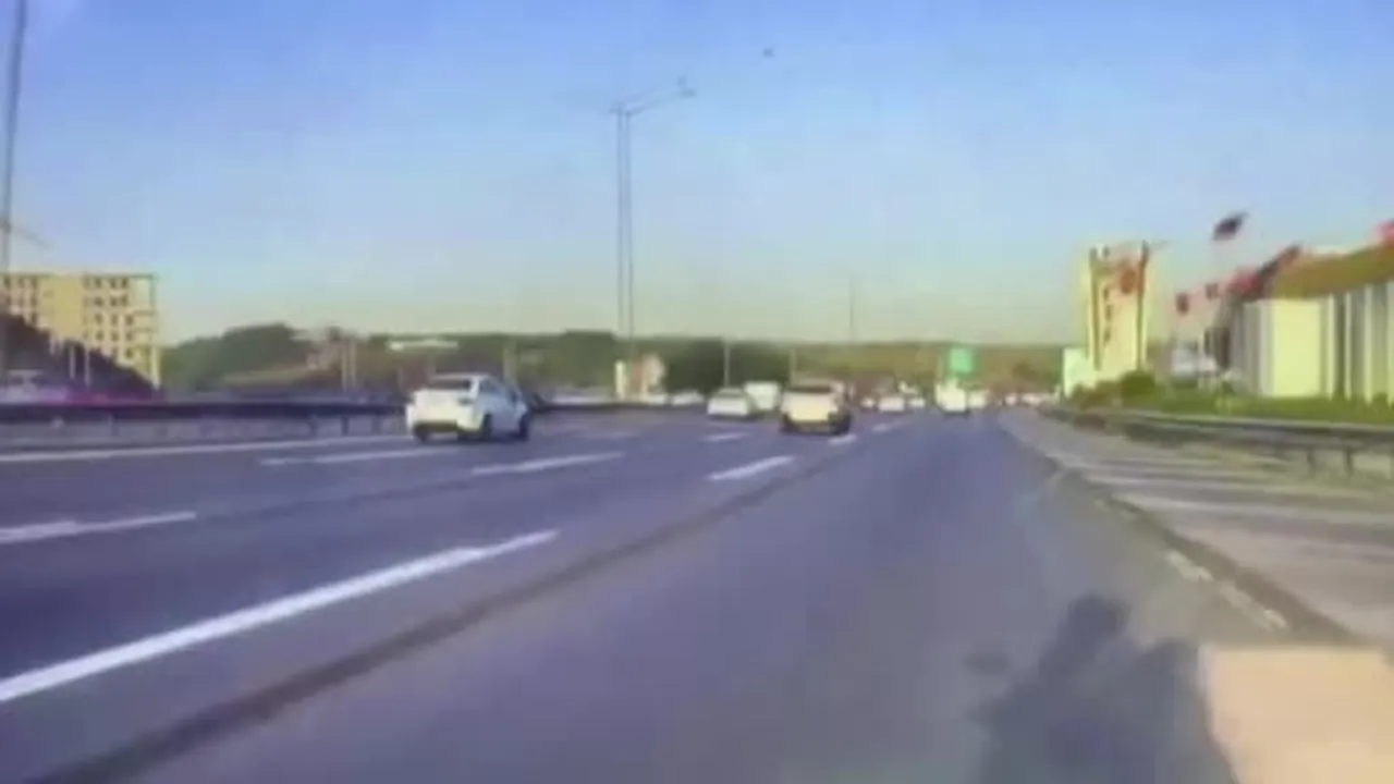Gaziosmanpaşa'da TEM otoyolunda bariyere çarpan araç: bir yolcu yaralandı